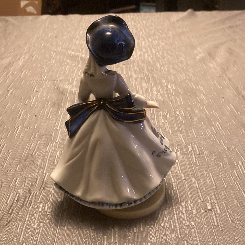Blue & White Musical Figurine - Picture 3 of 6